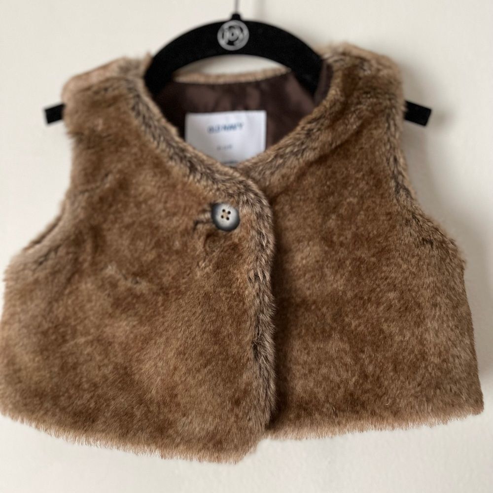 Old Navy brown faux fur warm vest, great shape, one button closure, 6-12 mon